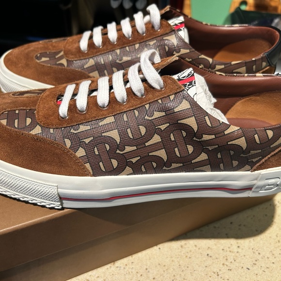 Burberry perfect like new - Picture 7 of 16